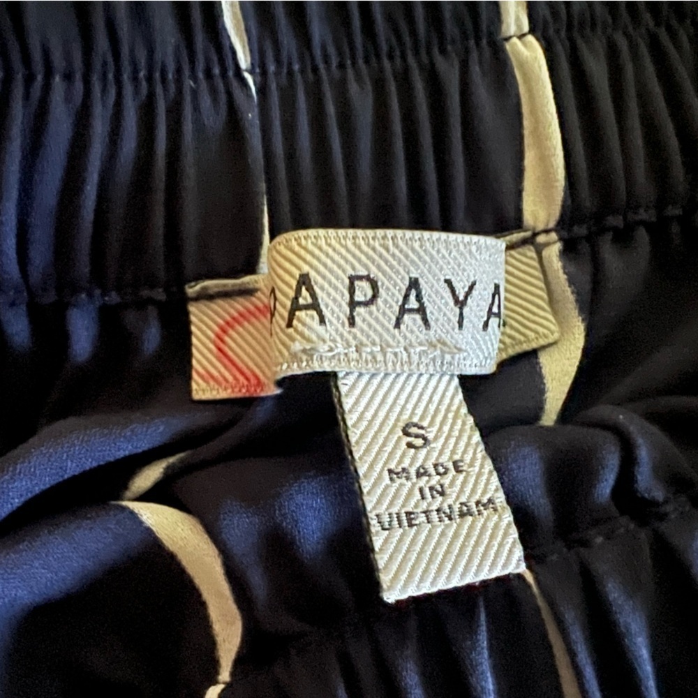 Papaya brand woman’s off the shoulder blouse navy with white pinstripes. Size S. - Picture 7 of 9